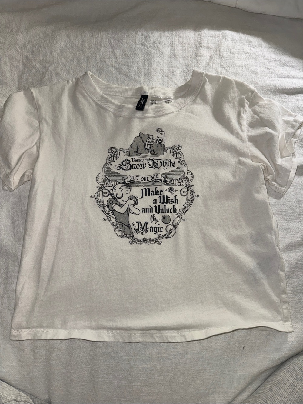 H&M Disney White Snow White Graphic cropped tee